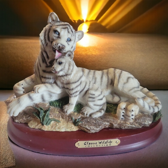Other - White Tiger Living Stone Figurine Licking Cub Classic Wildlife Collection Wood